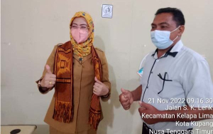 Kepala Dinas Kesehatan Kota Kupang, drg. Retnowati mengenakan selendang buah tangan dari Tim Studi Banding PSC 119 Kabupaten Lembata yang dipimpin Plh. Kepala Bidang Pelayanan Kesehatan, Didakus Nama Belawa SKM